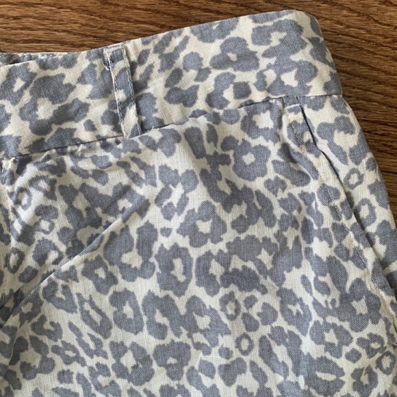 Linen gray leopard print shorts - Picture 2 of 6